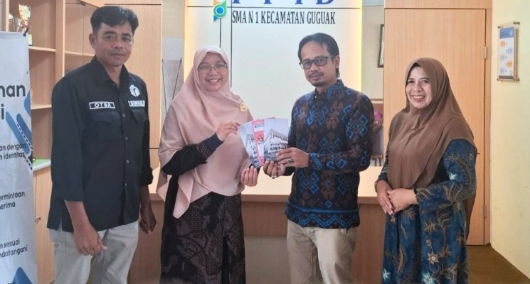 Ketua Bawaslu Lima Puluh Kota, Yoriza Asra bersama Kepala Sekretariat,Mellia Rahmi dan Ot Saputra Selaku Kasubag Administrasi Bawaslu Kabupaten Lima Puluh Kota saat melakukan sosialisasi Pejabat Pengelola Informasi dan Dokumentasi (PPID) sekaligus mendampingi Anggota Komisi Informasi (KI) Provinsi Sumatera Barat, Tanti Endang Lestari, dalam kegiatan pendampingan pengelolaan PPID di SMAN 1 Guguak, Kamis (18/6).