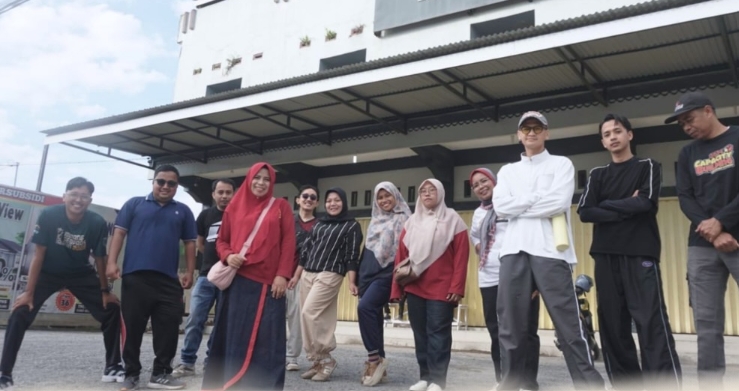 Jajaran Sekretariat Bawaslu Lima Puluh Kota saat melaksanakan kegiatan Jumat Sehati yang diisi dengan jalan sehat bersama, Jumat (19/6).