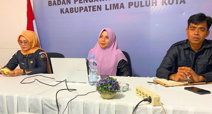 Kepala Sekretariat Bawaslu Lima Puluh Kota, Mellia Rahmi bersama Kasubag Administrasi dan Kasubag Pengawasan dan Humas, Ot Saputra dan Eliza saat mengikuti Rapat Rutin Pembinaan dan Evaluasi Berkelanjutan yang diselenggarakan oleh Bawaslu Republik Indonesia secara daring, Senin (25/5). 
