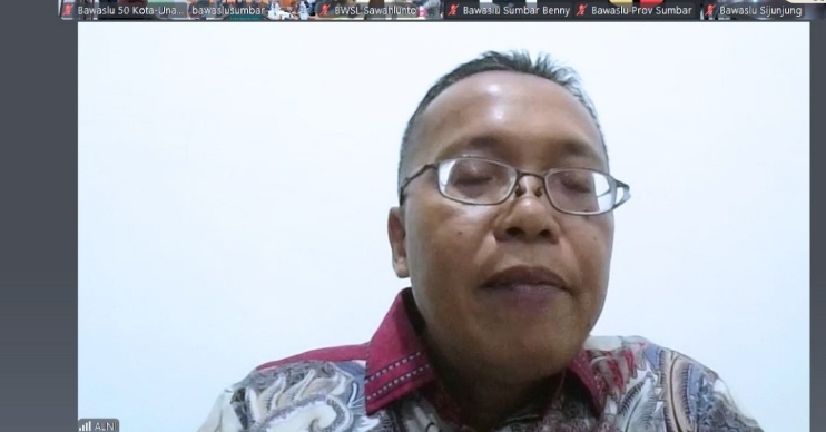 Ketua Bawaslu Provinsi Sumatera Barat, Alni saat menyampaikan arahan di kegiatan Rapat Koordinasi Persiapan Pengawasan Pemutakhiran Data Partai Politik secara Berkelanjutan melalui Sistem Informasi Partai Politik (SIPOL) Semester I Tahun 2026 yang diselenggarakan oleh Bawaslu Provinsi Sumatera Barat secara daring melalui aplikasi Zoom, Senin (22/6/2026).