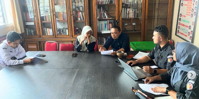 Anggota Bawaslu Kabupaten Lima Puluh Kota, Ismet Aljannata, didampingi Kepala Subbagian Hukum, Penanganan Pelanggaran, dan Penyelesaian Sengketa Proses Pemilu, Prima Nugraha, beserta staf sekretariat saat melaksanakan koordinasi dengan KPU Kabupaten Lima Puluh Kota terkait pelaksanaan Pemutakhiran Data Partai Politik Semester I Tahun 2026, Senin (22/6).