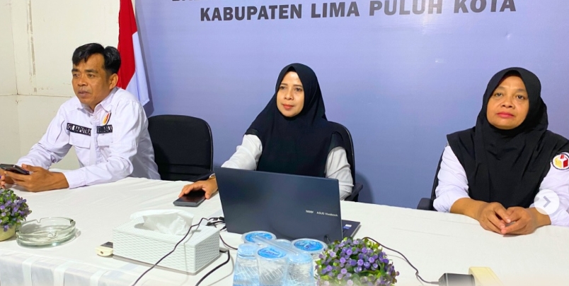 Kepala Sekretariat Bawaslu Kabupaten Lima Puluh Kota, Mellia Rahmi bersama Kasubag Administrasi, Ot Saputra dan Staff Sekretariat saat mengikuti kegiatan Pembukaan Orientasi Pegawai Pemerintah dengan Perjanjian Kerja (PPPK) Tahun 2026 se-Sumatera Barat yang diselenggarakan secara daring, Rabu (24/6).