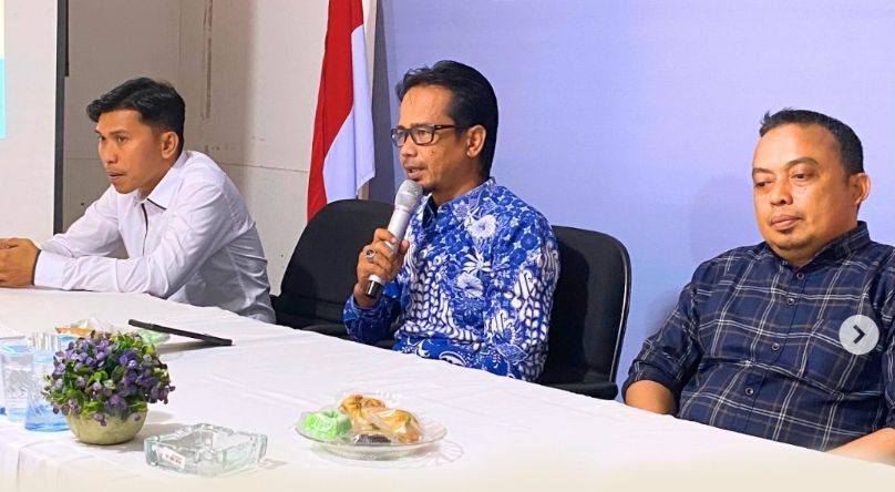 Ketua Bawaslu Lima Puluh Kota, Yoriza Asra saat memberikan arahan di kegiatan Rapat Pengawasan Pemutakhiran Data Pemilih Berkelanjutan (PDPB) Tahun 2026 dengan menghadirkan Komisi Pemilihan Umum (KPU) Kabupaten Lima Puluh Kota dan Dinas Kependudukan dan Pencatatan Sipil (Disdukcapil) Kabupaten Lima Puluh Kota, Rabu (24/6).