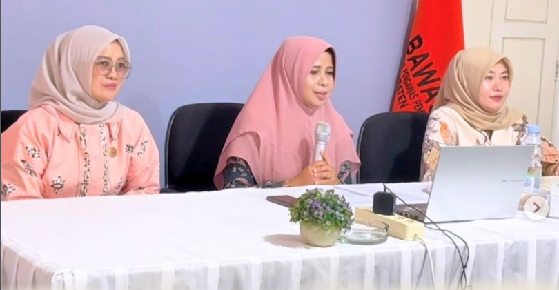 Kepala Sekretariat Bawaslu Lima Puluh Kota, Mellia Rahmi saat memberikan sambutan di kegiatan Rapat Pengelolaan Barang Milik Negara (BMN) sebagai upaya memperkuat tata kelola aset negara yang tertib, akuntabel, dan sesuai dengan ketentuan peraturan perundang-undangan, Kamis (25/6).