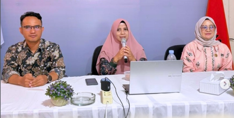 Kepala Sekretariat Bawaslu Lima Puluh Kota, Mellia Rahmi saat memberikan arahan di kegiatan Rapat Pengelolaan Administrasi Keuangan, Kamis (25/6).