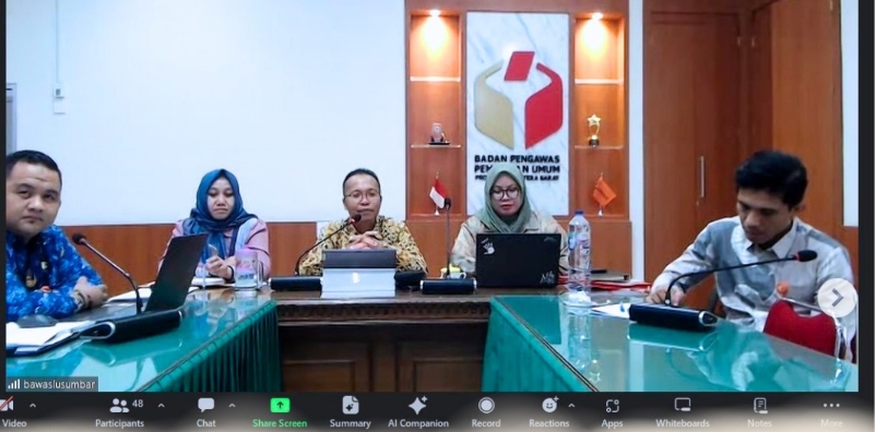 Ketua Bawaslu Provinsi Sumatera Barat, Alni saat memberikan arahan di kegiatan Rapat Penyusunan Kajian Hukum yang diselenggarakan oleh Bawaslu Provinsi Sumatera Barat secara daring melalui aplikasi Zoom, Kamis (25/6).