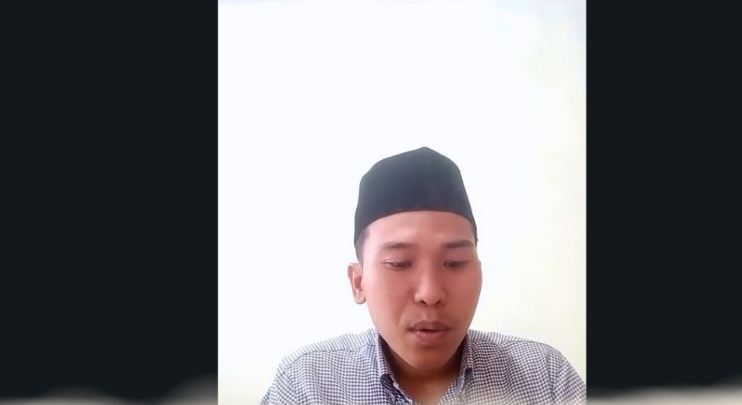 Anggota Bawaslu Lima Puluh Kota, Dapit Alexsander saat membaca ayat suci Al-Qur'an dalam kegiatan Jumat Sehati yang diisi dengan tadarus Al-Qur'an secara daring, Jumat (26/6).