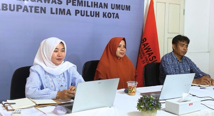 Kepala Sekretariat Bawaslu Lima Puluh Kota, Mellia Rahmi bersama Kasubag Administrasi Ot Saputra dan Bendahara Pengeluaran Bawaslu Lima Puluh Kota, Gusmaria saat mengikuti Rapat Penyamaan Persepsi dan Penguatan Pengelolaan Penilaian Kinerja (SKP) serta Implementasi Tunjangan Kinerja di Lingkungan Sekretariat Bawaslu Provinsi dan Bawaslu Kabupaten/Kota se-Sumatera Barat yang diselenggarakan oleh Bawaslu Provinsi Sumatera Barat secara daring melalui Zoom Meeting, Kamis (9/7).
