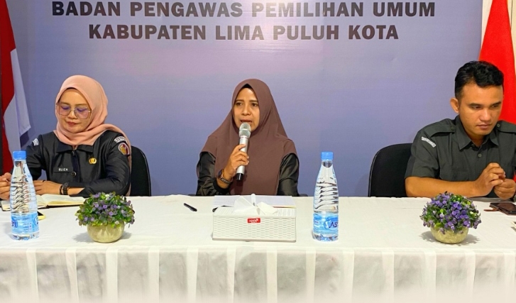 Kepala Sekretariat Bawaslu Lima Puluh Kota, Mellia Rahmi saat memberikan arahan kepada seluruh jajaran sekretariat di kegiatan  rapat evaluasi rutin bulanan Bawaslu Kabupaten Lima Puluh Kota, (8/7).