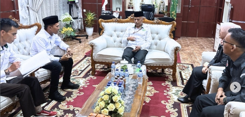 Koordiv HPPH Bawaslu Kabupaten Lima Puluh Kota, Dapit Alexsander yang didampingi Kasubag Pengawasan dan Humas, Eliza dan staff sekretariat saat melakukan kunjungan koordinasi ke Kantor Kementerian Agama Kabupaten Lima Puluh Kota, Senin (6/7).