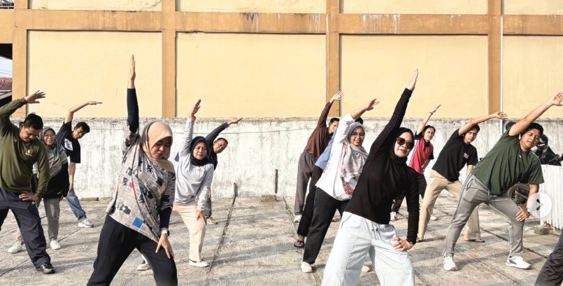 Jajaran Sekretariat Bawaslu Lima Puluh Kota saat mengikuti kegiatan Jumat Sehati yang diisi dengan senam pagi bersama, Jumat (17/7). 