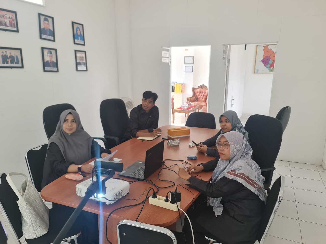 Bawaslu Lima Puluh Kota saat mengikuti zoom