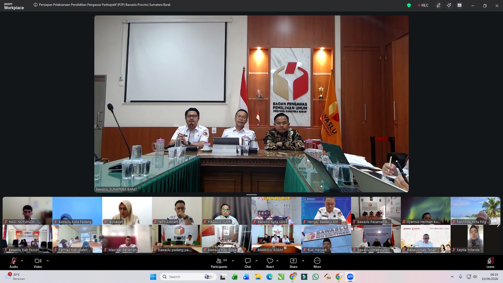 Ketua Bawaslu Provinsi Sumatera Barat, Alni bersama Anggota Bawaslu Provinsi Sumatera Barat, Khadafi bersama Fadlul Hanif selaku Kepala Bagian Pengawasan Bawaslu Provinsi Sumatera Barat saat memberikan arahan di kegiatan Rapat Dalam Kantor (RDK) terkait Persiapan Pelaksanaan Pendidikan Pengawas Partisipatif (P2P) Bawaslu Provinsi Sumatera Barat Tahun 2026, (10/6).
