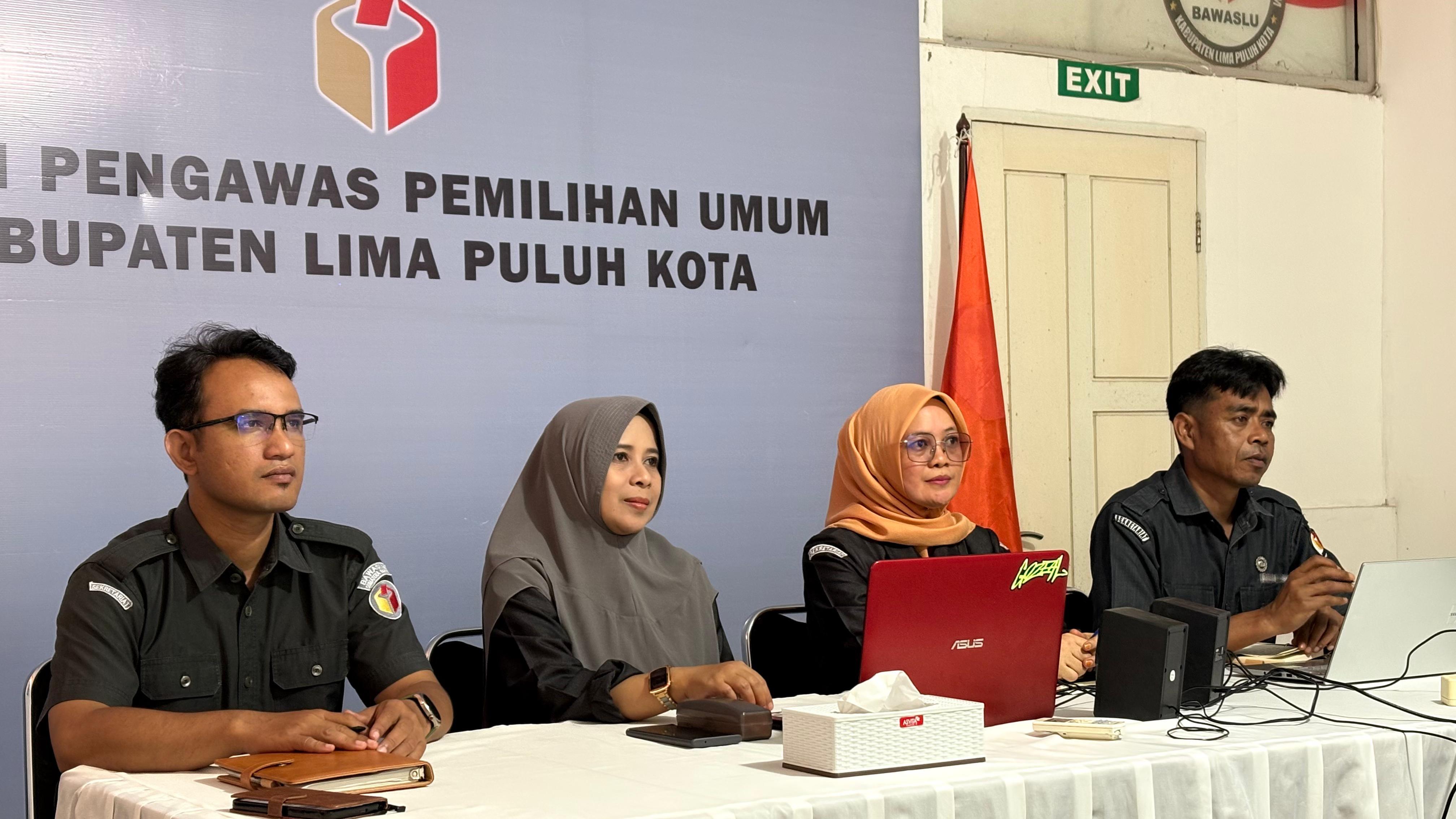 Kepala Sekretariat dan Kasubbag Bawaslu Lima Puluh Kota saat mengikuti kegiatan