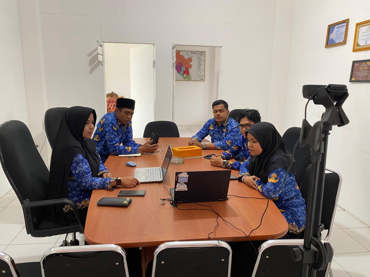Kepala Sekretariat beserta jajaran saat mengikuti kegiatan zoom