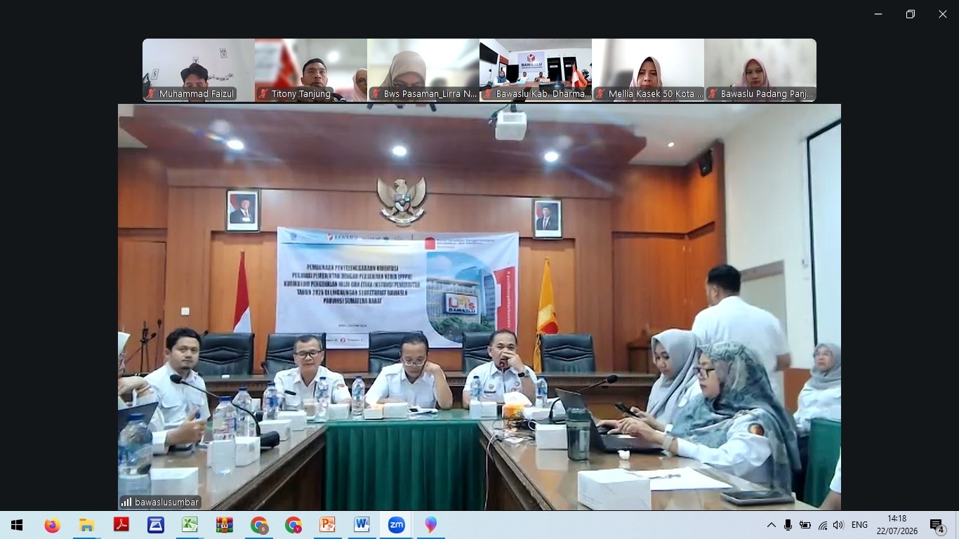 Ketua Bawaslu Provinsi Sumatera Barat, Alni saat memberikan arahan dalam kegiatan Monitoring dan Evaluasi (Monev) Pemantauan Pelaksanaan Program dan Kegiatan Semester I Tahun Anggaran 2026, (22/7).