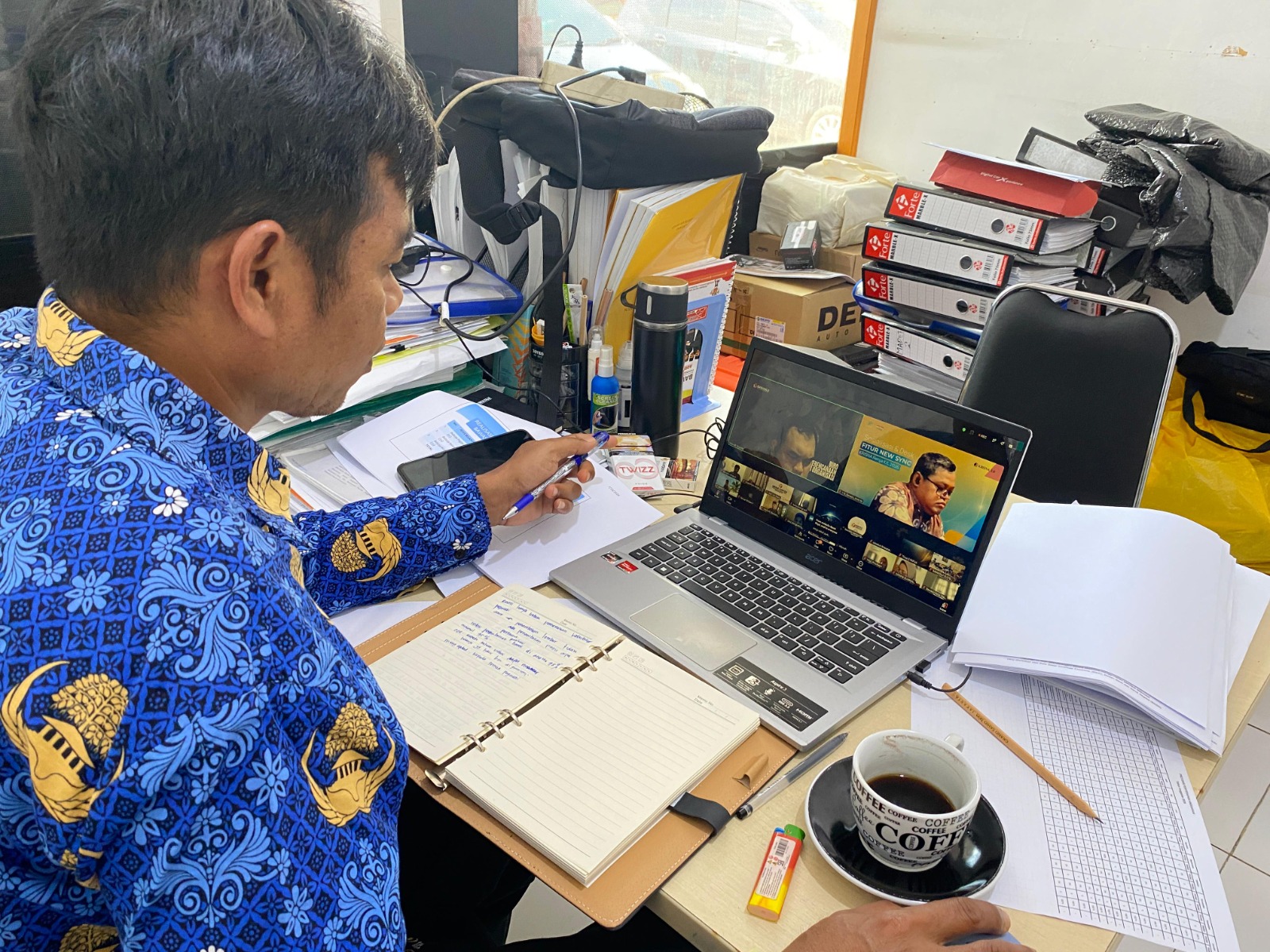 Kasubag Administrasi Bawaslu Lima Puluh Kota, Ot Saputra saat mengikuti kegiatan apat Pembahasan Simulasi Kebutuhan Alokasi Anggaran Belanja Operasional Pegawai Tahun Anggaran 2026 yang diselenggarakan oleh Bawaslu Republik Indonesia secara daring, Kamis (16/7).