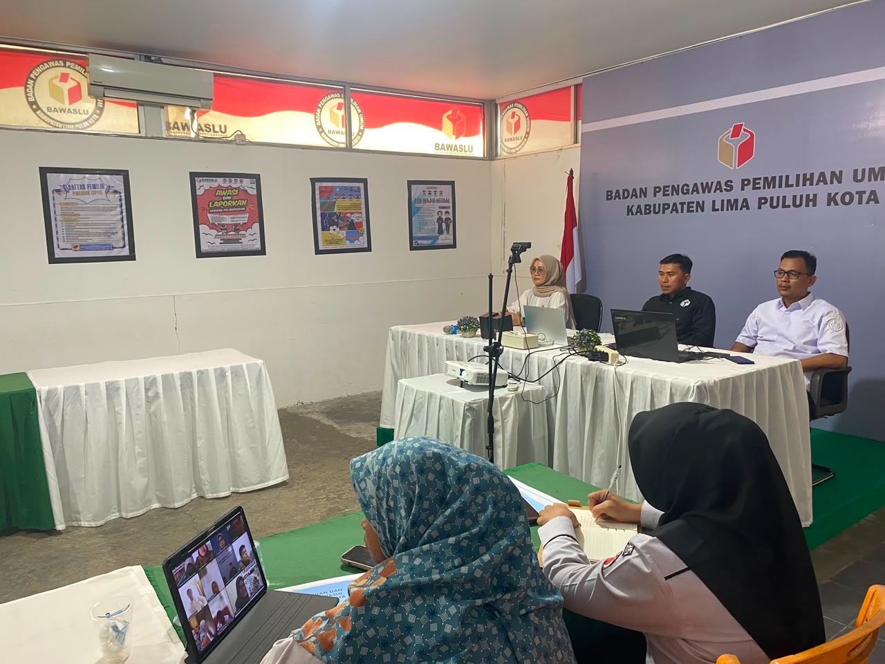Koordiv HPPH Bawaslu Lima Puluh Kota, Dapit Alexsander didampingi Kasubag Pengawasan dan Humas, Eliza dan staff sekretariat saat mengikuti kegiatan Rapat Evaluasi Pengawasan Pemutakhiran Data Pemilih Berkelanjutan (PDPB) Semester I Tahun Anggaran 2026 yang diselenggarakan oleh Bawaslu Provinsi Sumatera Barat secara daring melalui Zoom Meeting pada Rabu (29/7).