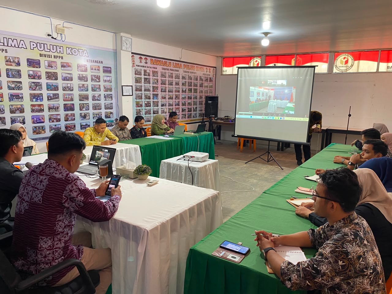 Dapit Alexsander selaku Anggota Bawaslu Lima Puluh Kota saat memberikan arahan dalam kegiatan Rapat Monitoring, Evaluasi, dan Pelaporan Pelaksanaan Program Semester I Tahun 2026 di Kantor Bawaslu Kabupaten Lima Puluh Kota, (23/7).