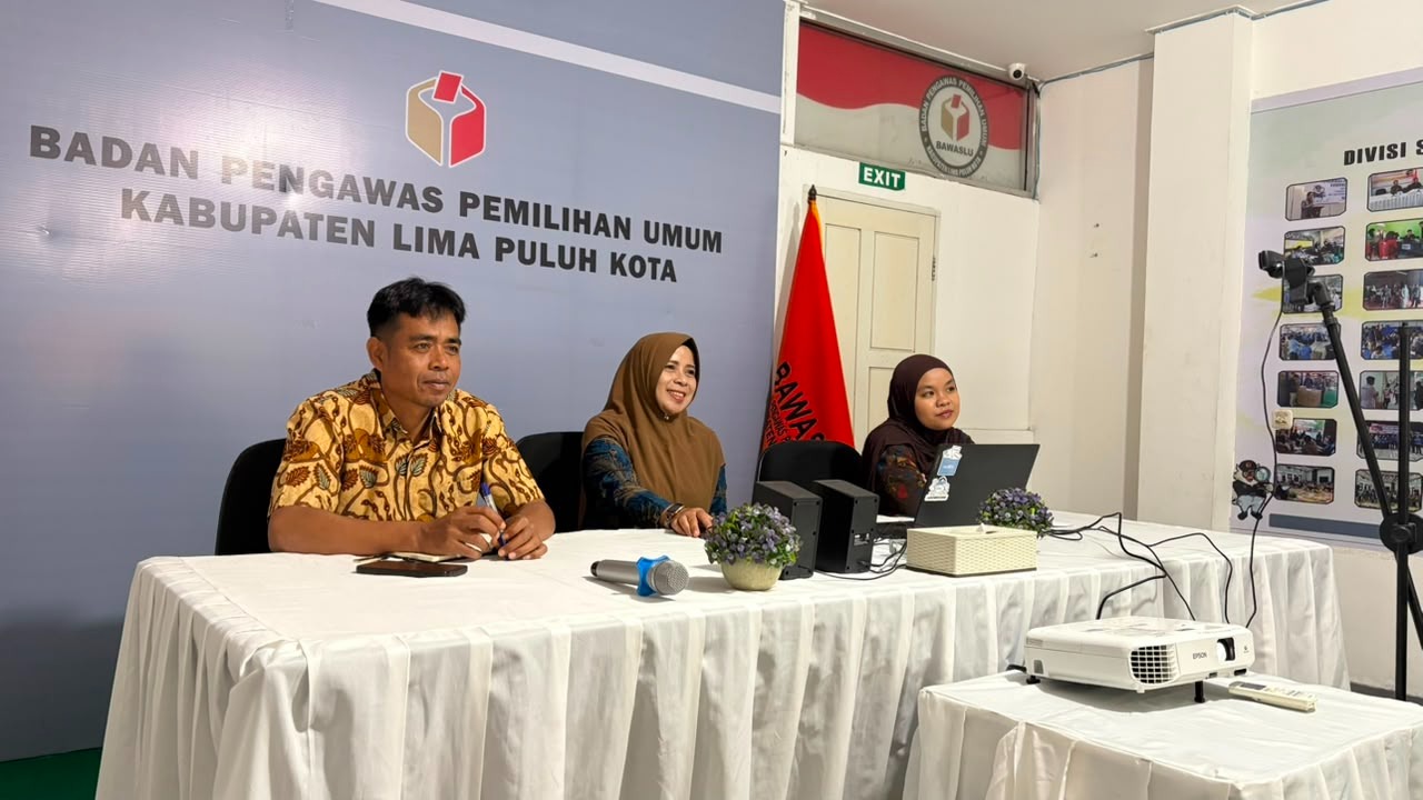 Mellia Rahmi, Kepala Sekretariat Bawaslu Lima Puluh Kota, bersama Kasubag Administrasi, Ot Saputra dan staff sekretariat saat mengikuti kegiatan rapat daring mengenai Upaya Peningkatan Kinerja Pelaksanaan Anggaran dan Optimalisasi Capaian Nilai Indikator Kinerja Pelaksanaan Anggaran (IKPA) pada satuan kerja di lingkungan Bawaslu Republik Indonesia, Kamis (30/7)