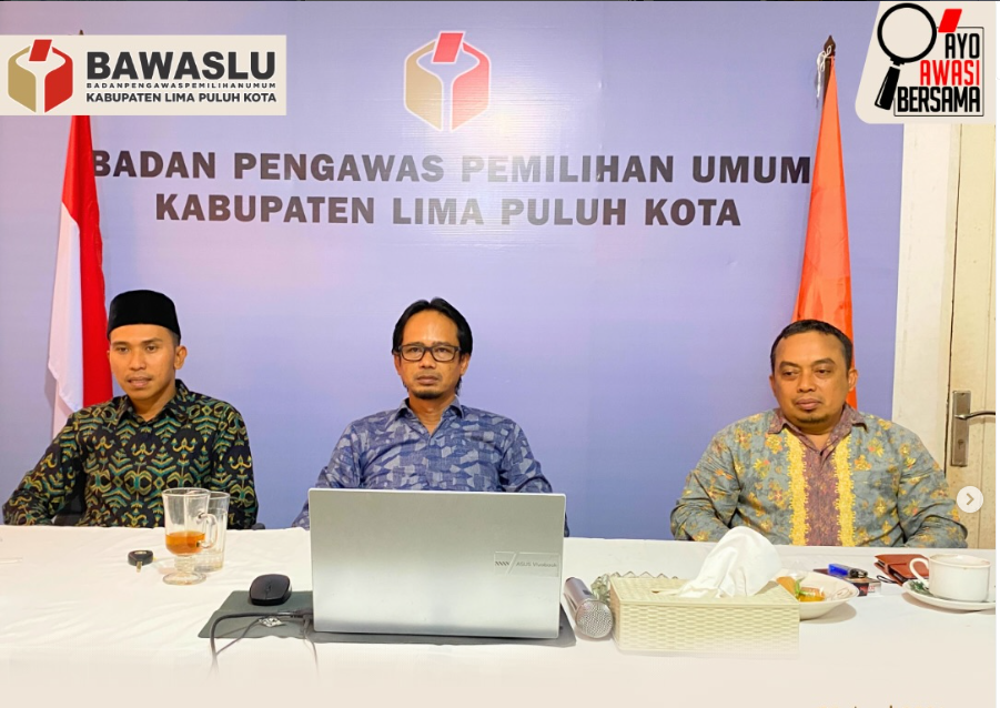 Pimpinan Bawaslu Lima Puluh Kota saat mengikuti zoom meeting