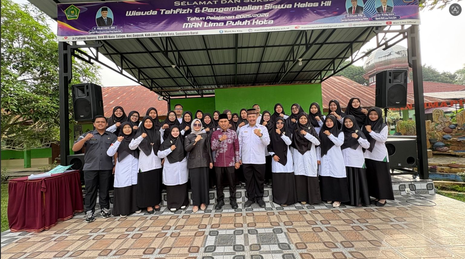 Foto bersama antara Bawaslu Kabupaten Lima Puluh Kota dengan Man Lima Puluh Kota saat setelah  penandatanganan Perjanjian Kerja Sama, Senin (3/8).