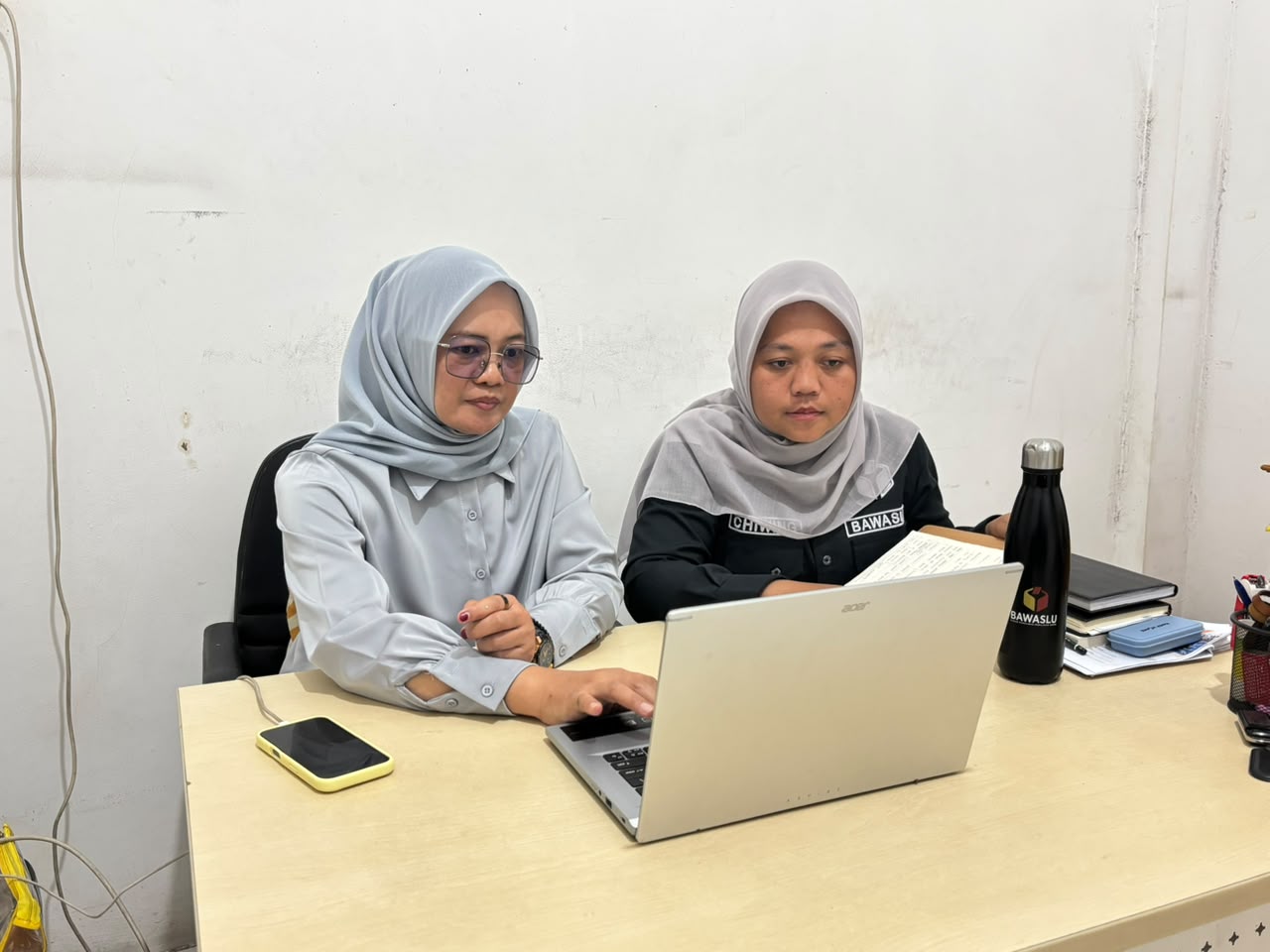 Kasubag Humas dan Pengawasan Bawaslu Lima Puluh Kota, Eliza, yang didampingi oleh staff pengawasan saat mengikuti kegiatan Rapat Pra-Evaluasi Pelaksanaan Pengawasan Partisipatif (P2P) di Sumatera Barat Tahun 2026 yang diselenggarakan oleh Bawaslu Provinsi Sumatera Barat secara daring, Kamis (20/8).