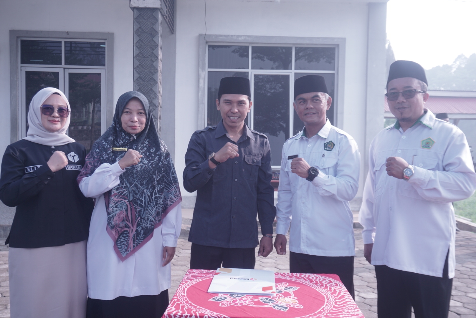 Koordiv Hukum, Pencegahan, Parmas dan Humas, Dapit Alexsander didampingi Kasubag Pengawasan dan Humas, Eliza saat foto bersama dengan jajaran MAS Al Makmur Tungkar saat setelah melakukan Penandatanganan PKS, Senin (7/9).