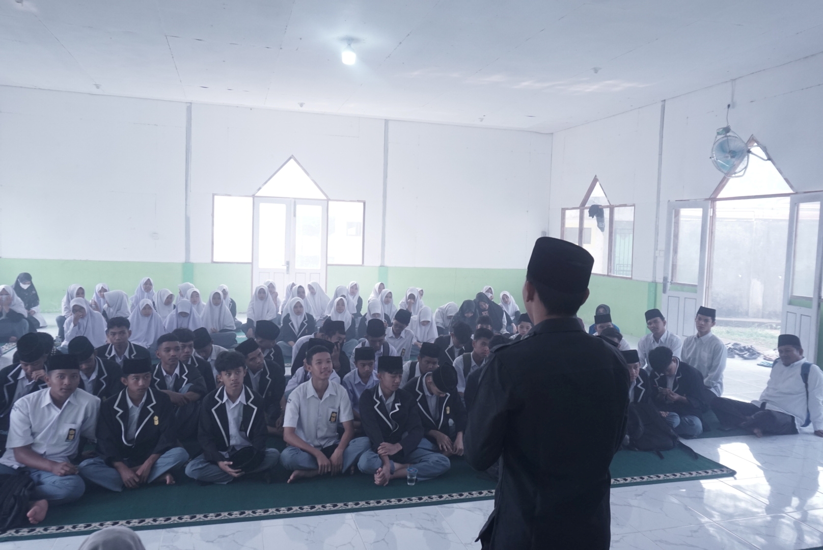 Dapit Alexsander, Anggota Bawaslu Kabupaten Lima Puluh Kota saat memberikan sosialisasi kepemiluan dan pengawasan partisipatif bagi pemilih pemula kepada siswa kelas XII Madrasah Aliyah Swasta (MAS) Al Makmur Tungkar, Senin (7/9).