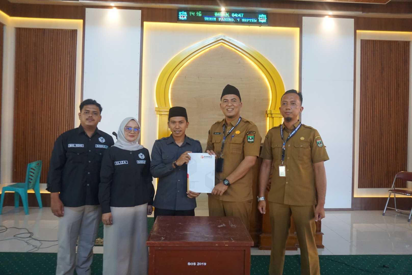 Dapit Alexsander selaku Anggota Bawaslu Kabupaten Lima Puluh Kota yang didampingi Kasubag Pengawasan dan Humas saat memberikan Dokumen Perjanjian Kerja Sama (PKS) kepada Kepala Sekolah SMK N 1 Luak, Nopi Handepi, Senin (7/9).