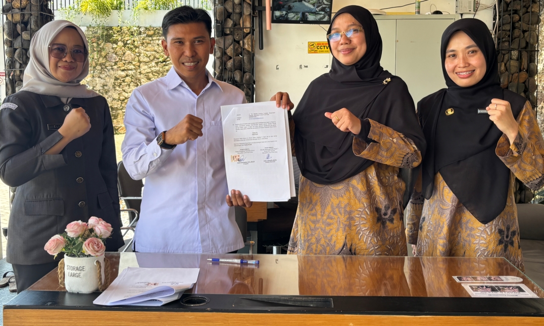 Dapit Alexsander, Koordiv HPPH Bawaslu Kabupaten Lima Puluh Kota yang didampingi oleh Kasubag Pengawasan dan Humas, Eliza saat menyerahkan dokumen (PKS) Perjanjian Kerja Sama kepada Kepala Sekolah SMA N 1 Kecamatan Guguak, Lisa Lizwardi, Senin (28/9).