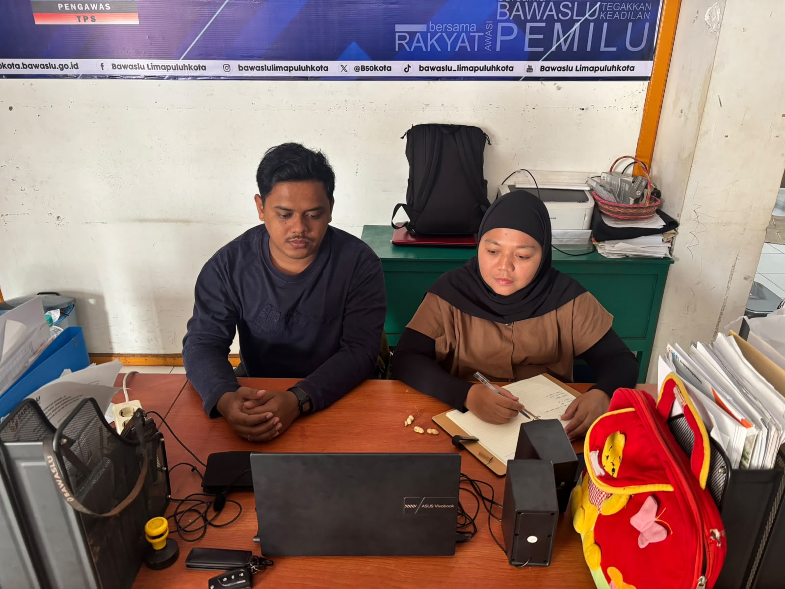 Staff Pengawasan Bawaslu Kabupaten Lima Puluh Kota saat mengikuti Sosialisasi Uji Petik Daftar Pemilih Berkelanjutan (DPB) yang diselenggarakan oleh Pusat Penelitian, Pengembangan, Pendidikan dan Pelatihan (Puslitbangdiklat) Bawaslu Republik Indonesia secara daring pada Jumat (18/9).