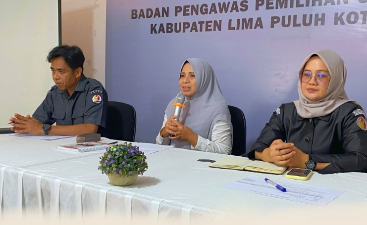 Kepala Sekretariat Bawaslu Lima Puluh Kota, Mellia Rahmi saat memimpin rapat evaluasi bulanan  kesekretariatan di Aula Bawaslu Kabupaten Lima Puluh Kota, Senin (5/10). 