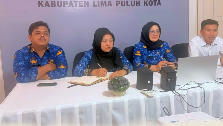Koordiv Hukum, Pecegahan Parmas dan Humas Bawaslu Lima Puluh Kota, Dapit Alexsander dan Kasubag Pengawasan dan Humas, Eliza beserta Staff Sekretariat saat mengikuti Rapat Evaluasi Pengawasan Pleno Pengawasan Pemutakhiran Data Pemilih Berkelanjutan (PDPB) Triwulan III Kabupaten/Kota yang diselenggarakan oleh Bawaslu Provinsi Sumatera Barat secara daring, Kamis (1/10).