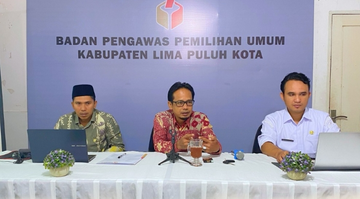 Ketua Bawaslu Lima Puluh Kota, Yoriza Asra bersama anggota Bawaslu Lima Puluh Kota, Dapit Alexsander beserta Kasubag Penanganan Pelanggaran dan Penyelesaian Sengketa Proses Pemilu dan Hukum, Prima Nugraha Sinaga saat menyampaikan materi dalam rapat di kantor dengan membahas Peraturan Bawaslu Nomor 2 Tahun 2023 tentang Pengawasan Partisipatif, Senin (10/12).