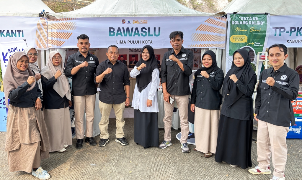 Pimpinan dan Jajaran Sekretariat Bawaslu Kabupaten Lima Puluh Kota saat di Festival Literasi Kabupaten Lima Puluh Kota Tahun 2026 yang diselenggarakan oleh Dinas Perpustakaan dan Kearsipan Kabupaten Lima Puluh Kota pada 20–22 Oktober 2026.