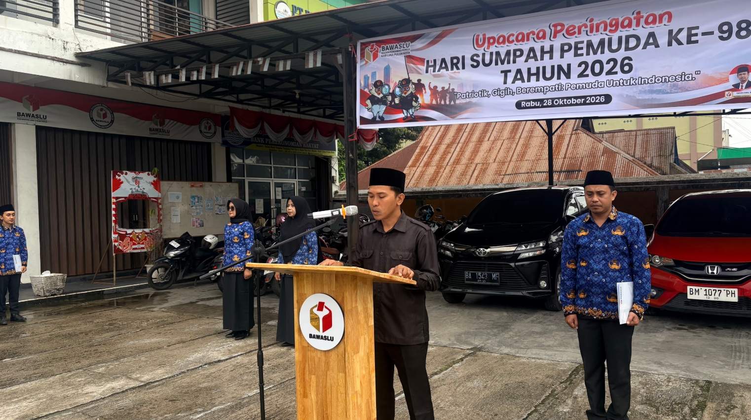 Dapit Alexsander, Koordinator Divisi Hukum, Pecegahan Parmas dan Humas Bawaslu Lima Puluh Kota, saat membacakan naskah sambutan dari Menteri Pemuda dan Olahraga Republik Indonesia dalam peringatan Hari Sumpah Pemuda ke-98 di lapangan Kantor Bawaslu Kabupaten Lima Puluh Kota, Rabu (28/10).