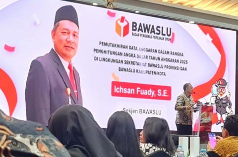 Sekjen Bawaslu RI memberikan sambutan