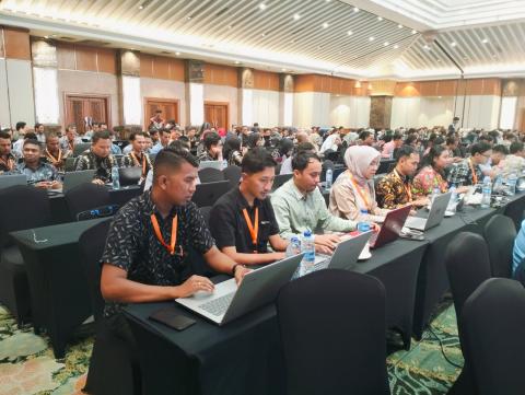 staf SDM melakukan penginputan data