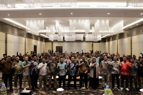 foto bersama Rapat Kerja Teknis Pengawasan Pencalonan Gubernur dan Wakil Gubernur, Bupati dan Wakil Bupati serta Walikota dan Wakil Walikota Tahun 2024 di Balcone Hotel, 23-24 Agustus 2024