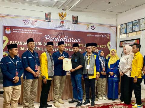 Ketua Bawaslu Lima Puluh Kota menerima Berita Acara Pendaftaran Calon Bupati dan Wakil Bupati