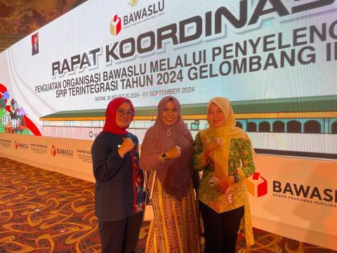 Kepala sekretariat, Kasubag Pengawasan beserta staf sekretariat saat kegiatan