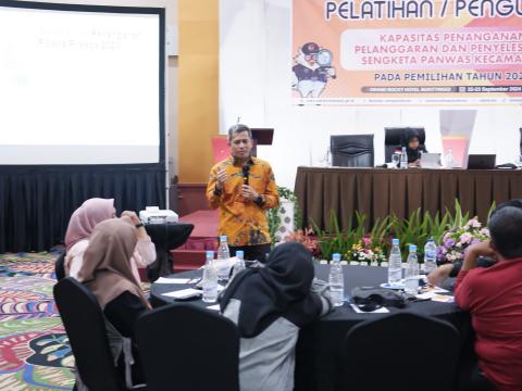 Narasumber dari akdemisi Khairul Fahmi saat memberikan materi terkait Penanganan Pelanggaran