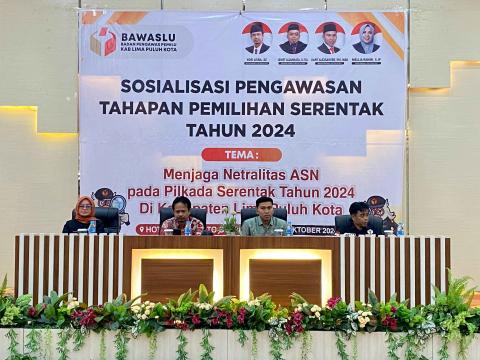 Pimpinan Bawaslu berserta Kasubag saat pembukaan acara