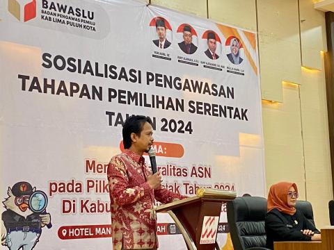 Sambutan oleh Ketua Bawaslu Lima Puluh Kota memberikan 