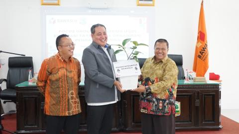 Anggota Bawaslu RI, Herwyn, Bersama Ketua Bawaslu Provinsi Sumatera Barat, Alni dengan Pimpinan Universitas Andalas.