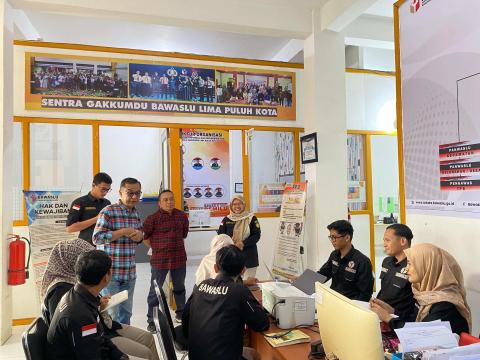 Anggota Bawaslu Provinsi Sumatera Barat, Benny Aziz bersama tim fasilitasi Penyelesaian Sengketa Bawaslu Provinsi Sumatera Barat saat memberikan arahan pada simulasi penyelesaian sengketa pemilu.