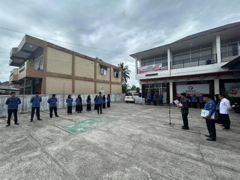 Pimpinan dan Jajaran Sekretariat Bawaslu Kabupaten Lima Puluh Kota saat mengikuti upacara