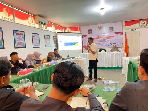 Yosep Damanik, Kepala Seksi Manajemen Satuan Kerja dan Kepatuhan Internal (MSKI) Kantor Pelayanan Perbendaharaan Negara (KPPN) Bukittinggi, saat menyampaikan materi kepada jajaran Sekretariat Bawaslu Kabupaten Lima Puluh kota.
