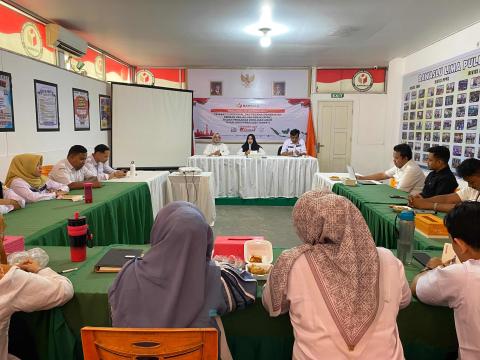 Mellia Rahmi saat menyampaikan arahan di rapat evaluasi kinerja kesekretariatan Bawaslu Kabupaten Lima Puluh kota, Rabu (19/11).
